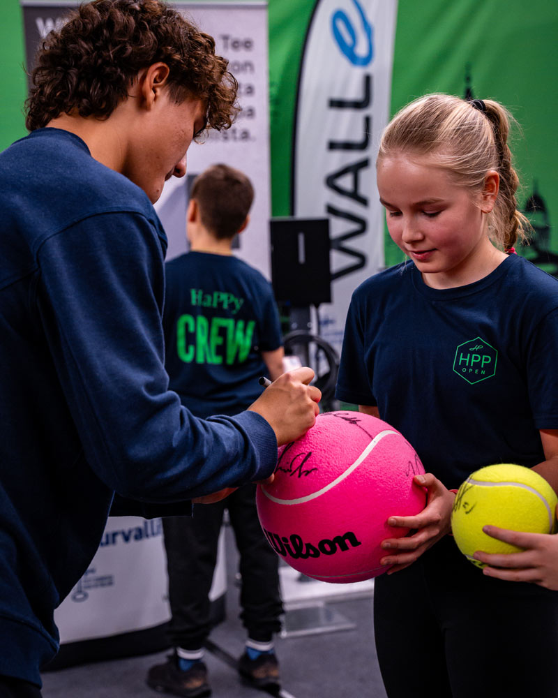 Nimikirjoitusten jakoa tennisturnauksessa Talissa.